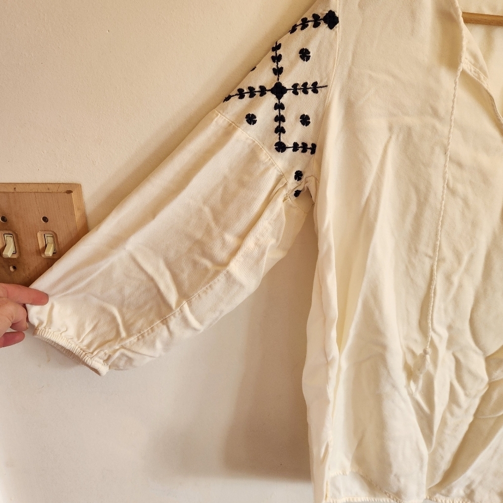 Old Navy Cream V-Neck Tunic Shirt Blue Embroidered Sleeves Long Sleeve Peasant M - Picture 5 of 9